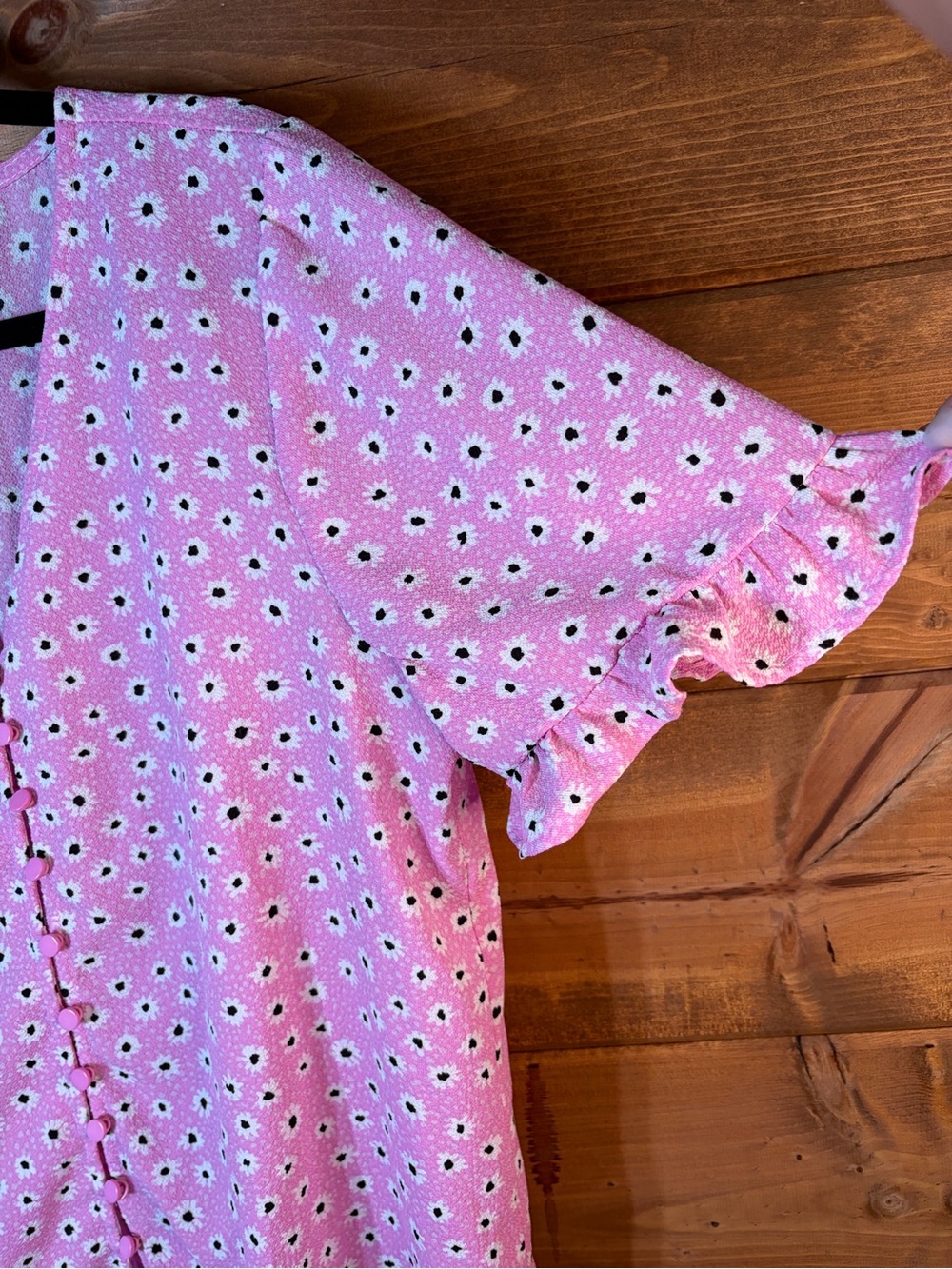 CeCe Pink Daisy-Print V-Neck Button Front Blouse Size Small 💕🖤🌸 - Picture 3 of 8